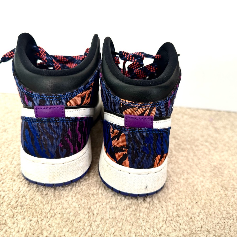 Nike Air Jordan Mid se tiger strip black and white rush violet youth size 6Y